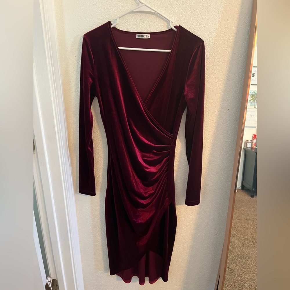 Body con, long sleeved, velvet maroon dress